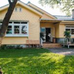 Casa de campo com jardim frontal